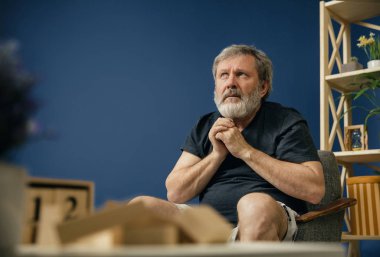 Alzheimer desease ile eski sakallı adam