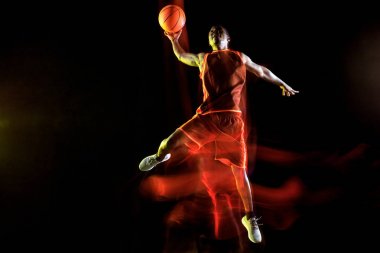 Siyah arka planda genç basketbolcu