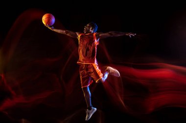 Siyah arka planda genç basketbolcu