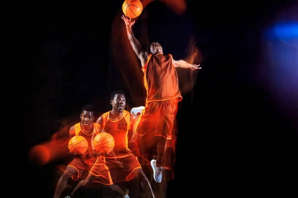 黑暗背景下的年轻篮球运动员 — 图库照片