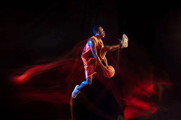 闇を背景にした若いバスケットボール選手 — ストック写真