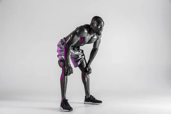 Formation jeune bodybuilder afro-américain sur fond gris — Photo