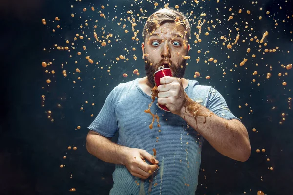 Man dricker en Cola och njuter av sprayen. — Stockfoto