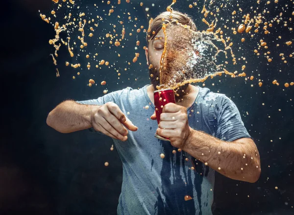 Man drinking a cola and enjoying the spray. — Stock Photo, Image