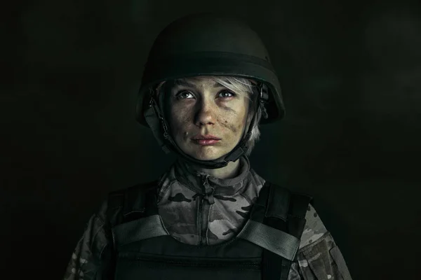年轻女兵的肖像 — 图库照片