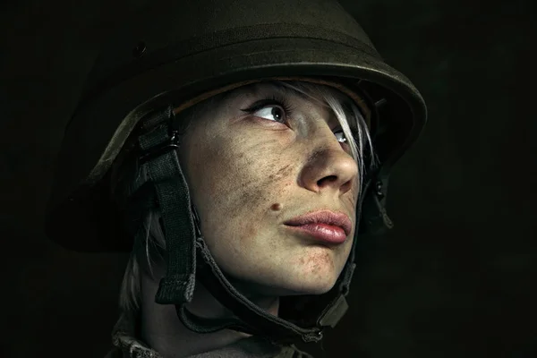 Portret van jonge vrouwelijke soldaat — Stockfoto