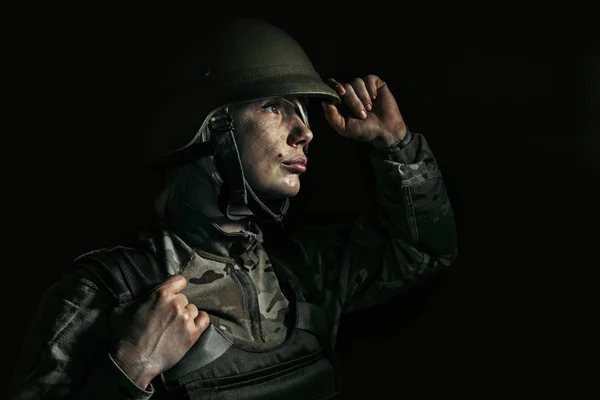 Genç kadın asker portresi — Stok fotoğraf