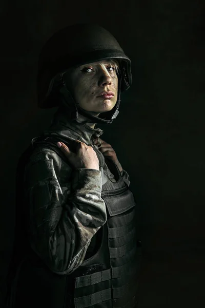 Retrato de una joven soldado —  Fotos de Stock