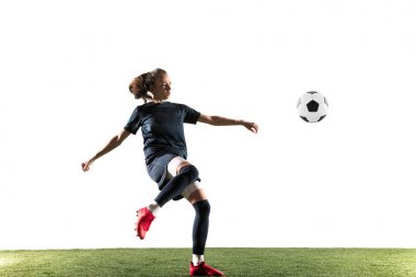 Kadın futbolcu tekme topu beyaz arka plan üzerinde izole