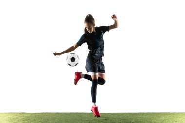 Kadın futbolcu tekme topu beyaz arka plan üzerinde izole