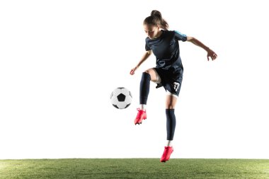 Kadın futbolcu tekme topu beyaz arka plan üzerinde izole