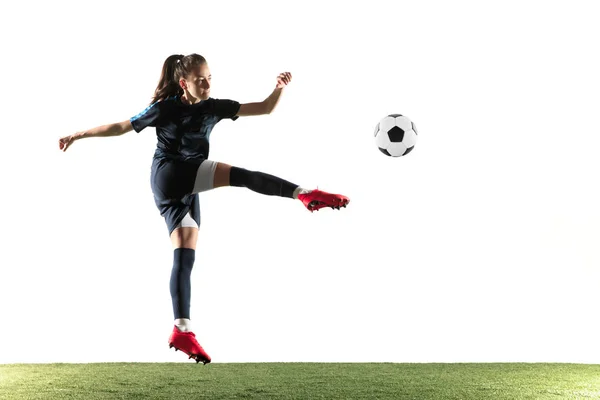 Giocatore di calcio femminile calci palla isolato su sfondo bianco — Foto Stock