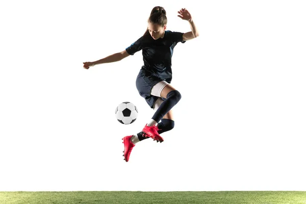 흰색 배경을 통해 고립 된 공을 발로 여성 축구 선수 — 스톡 사진