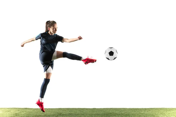 Giocatore di calcio femminile calci palla isolato su sfondo bianco — Foto Stock