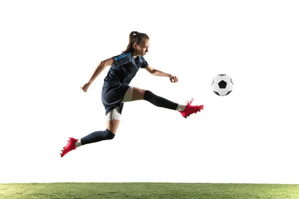 Jogadora de futebol feminino chutando bola isolada sobre fundo branco — Fotografia de Stock