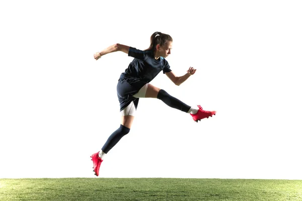 Vrouwelijke voetbalspeler schoppen bal geïsoleerd over witte achtergrond — Stockfoto