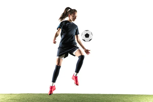 Jogadora de futebol feminino chutando bola isolada sobre fundo branco — Fotografia de Stock