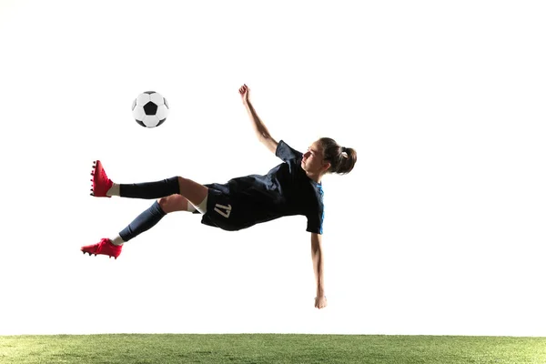 白い背景の上に隔離されたボールを蹴る女性サッカー選手 — ストック写真
