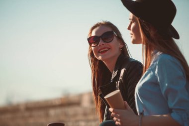 İki kız şehir sokaklarda alışveriş ile yürümek