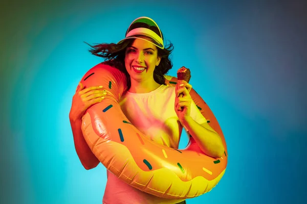 Feliz joven mujer de pie y sonriendo sobre fondo azul —  Fotos de Stock