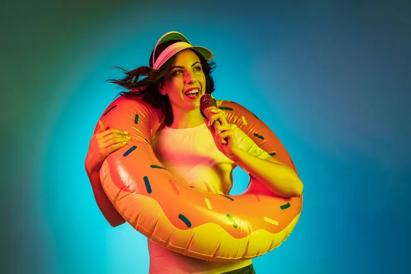 Feliz joven mujer de pie y sonriendo sobre fondo azul —  Fotos de Stock