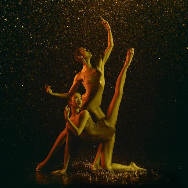 两名年轻的女芭蕾舞演员在水滴下 — 图库照片