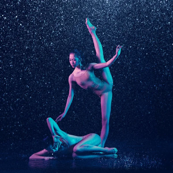 Deux jeunes danseuses de ballet sous l'eau — Photo