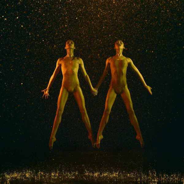 Su damlaları altında iki genç kadın bale dansçıları — Stok fotoğraf