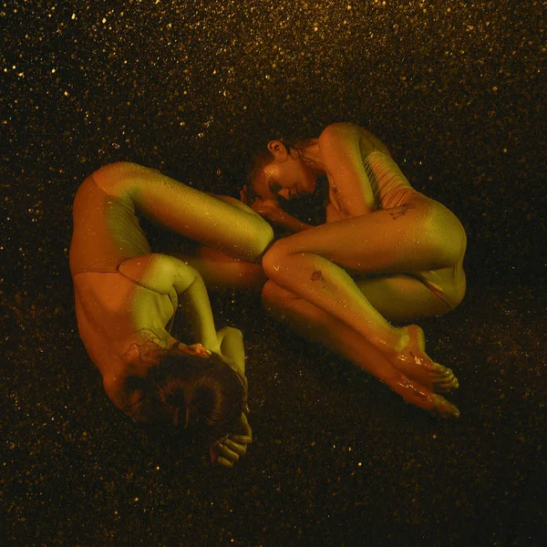 Две молодые танцовщицы под каплями воды — стоковое фото