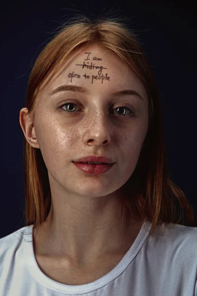 Jovem mulher superando problemas de saúde mental — Fotografia de Stock