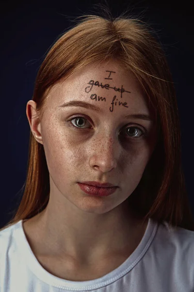 Junge Frau mit psychischen Problemen — Stockfoto
