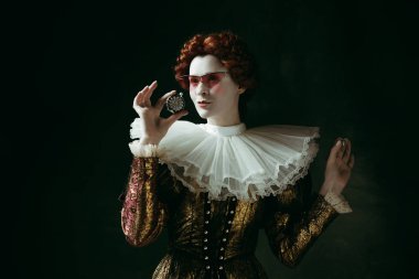 Bir düşes olarak Ortaçağ genç kadın