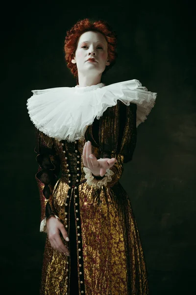Keskiaikainen nuori nainen herttuattarena — kuvapankkivalokuva