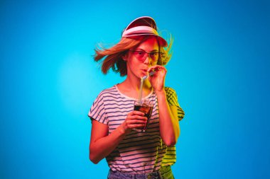 Mavi stüdyo arka plan izole neon ışık güzel kadın