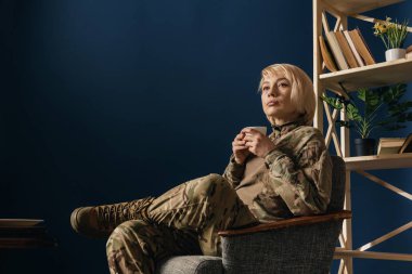 Genç kadın asker portresi