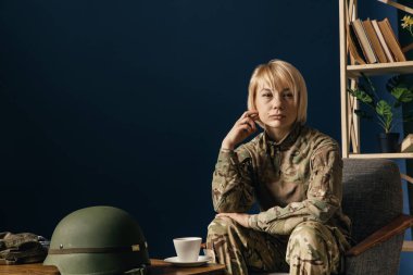 Genç kadın asker portresi