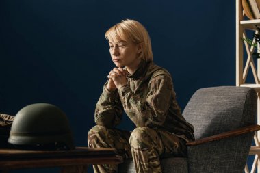 Genç kadın asker portresi
