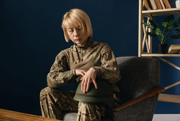 Retrato de una joven soldado — Foto de Stock