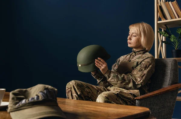 Portret van jonge vrouwelijke soldaat — Stockfoto