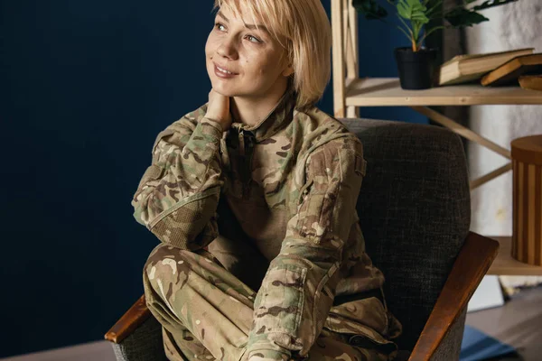 Retrato de una joven soldado — Foto de Stock