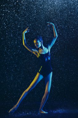 Su damlaları altında iki genç kadın bale dansçıları
