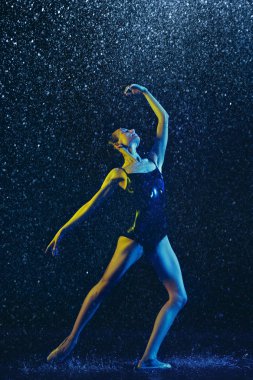 Su damlaları altında iki genç kadın bale dansçıları