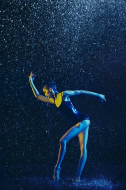 Su damlaları altında iki genç kadın bale dansçıları