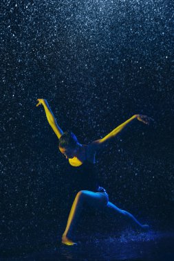 Su damlaları altında iki genç kadın bale dansçıları