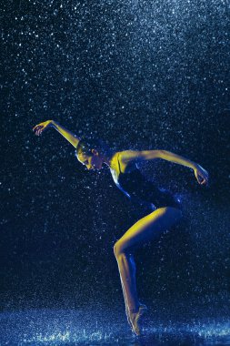 Su damlaları altında iki genç kadın bale dansçıları