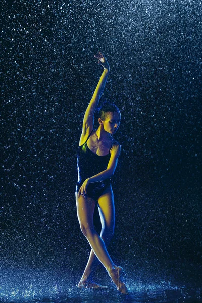 Duas jovens dançarinas de balé sob gotas de água — Fotografia de Stock