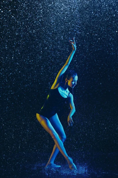 Due giovani ballerine sotto gocce d'acqua — Foto Stock