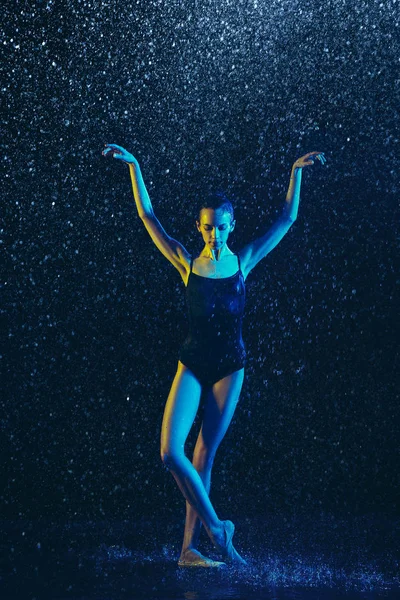 Duas jovens dançarinas de balé sob gotas de água — Fotografia de Stock