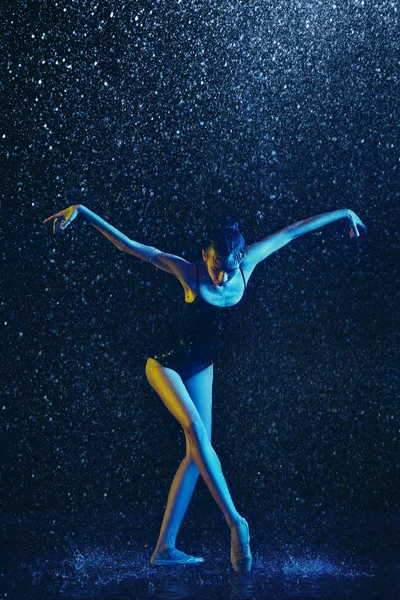 Deux jeunes danseuses de ballet sous l'eau — Photo