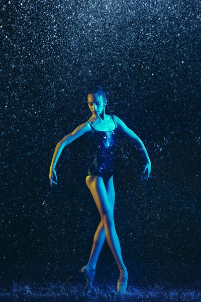 Deux jeunes danseuses de ballet sous l'eau — Photo